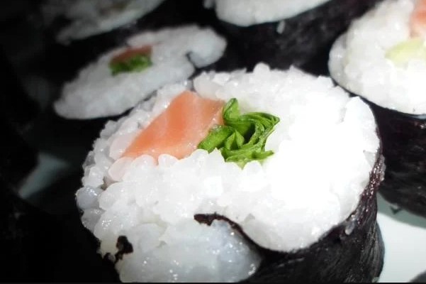 QUERIDINHO: Aprenda a fazer um simples e delicioso Sushi de salmão
