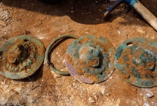 NUMA TUMBA: Discos de bronze de 1.900 anos com leões são achados