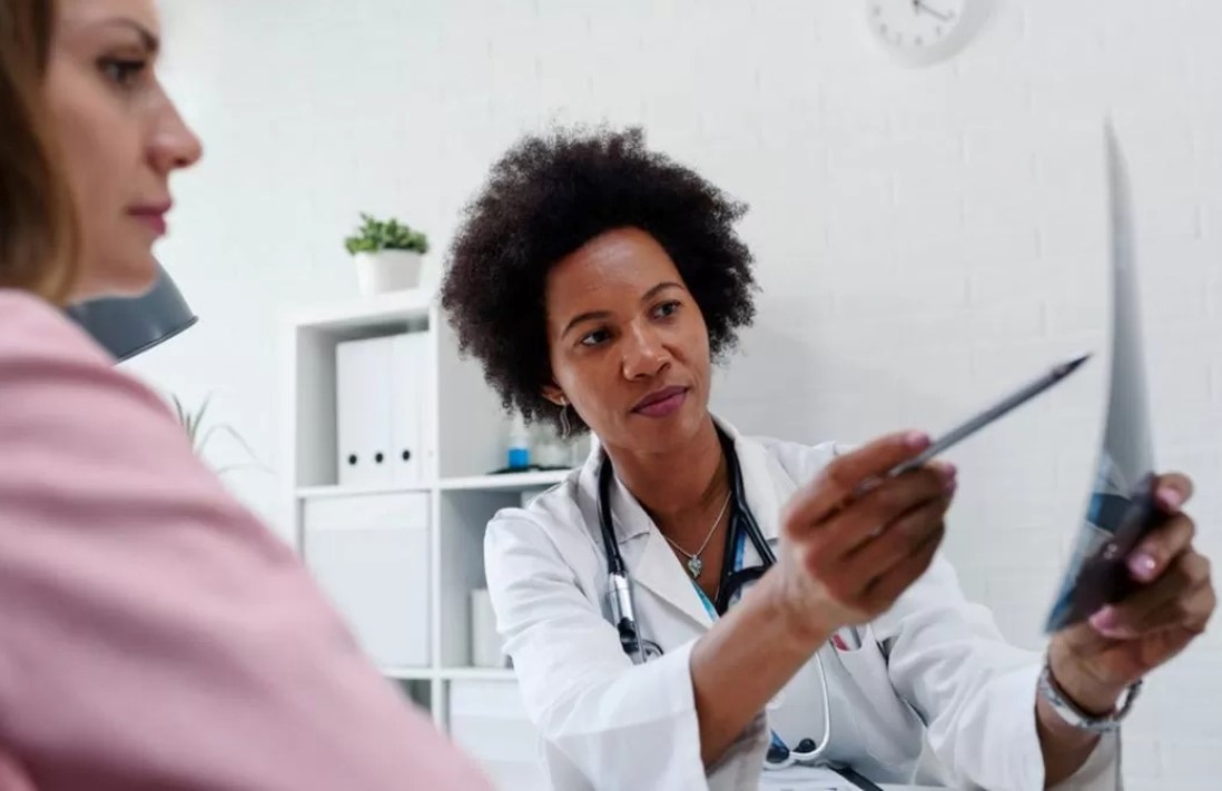 OUTUBRO ROSA: Centro de Saúde da Mulher e Afya Ji-Paraná promovem atendimentos e ações educativas