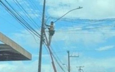 MIAU: Homem é flagrado fazendo ligação clandestina de energia