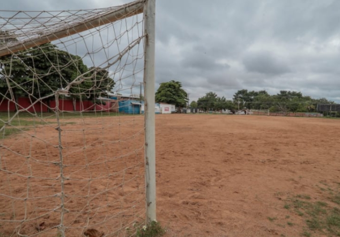 NO 13: Mulher tenta tirar a vida da colega após briga por bicicleta em campo de futebol 