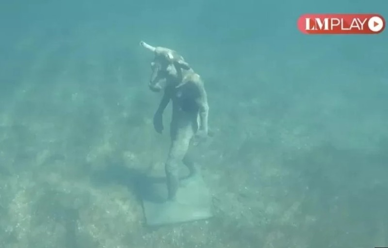 INTRIGANTE: Estátua de minotauro aparece em lago na Argentina e assusta turistas