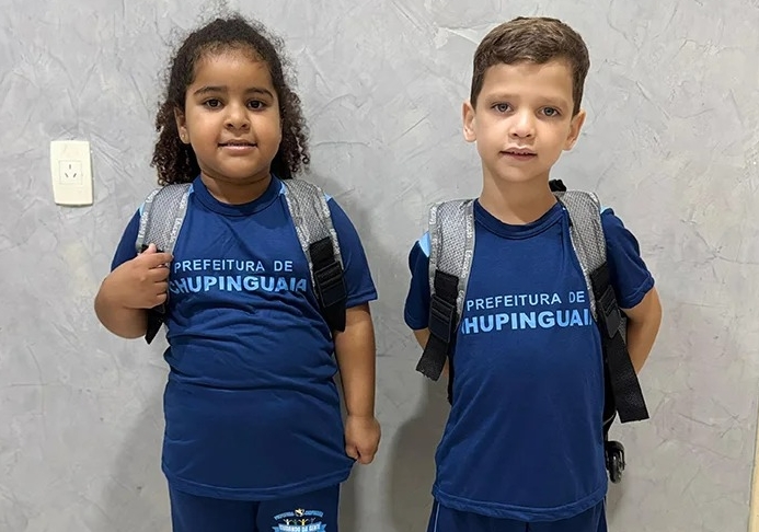 CHUPINGUAIA: Semed inicia entrega de kits de uniformes para alunos da rede municipal