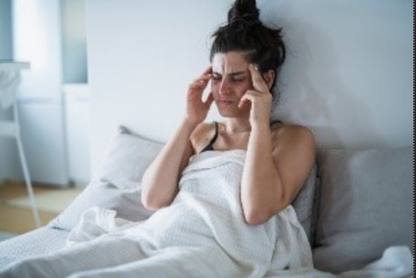 DESCONFORTO: Causas comuns de dor de cabeça logo que acorda 