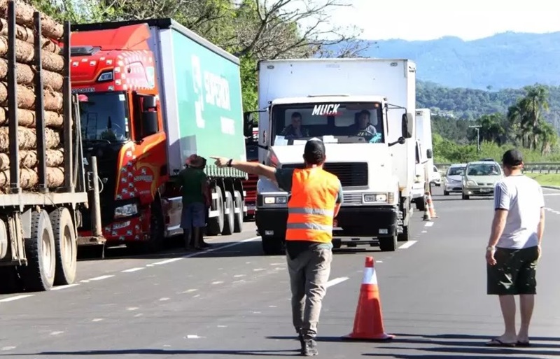 VALENDO: R$ 10,9 bi para auxílios a caminhoneiros e taxistas é liberado através de MP