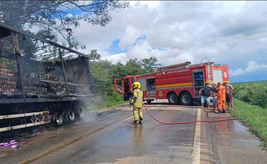 BR-364: Caminhão do MT com carga de shampoos pega fogo ao chegar em Rondônia