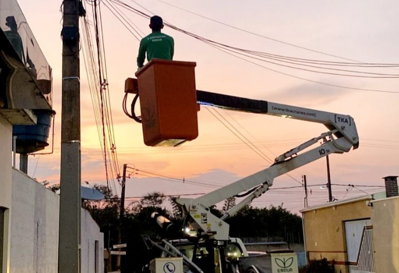 JÚNIOR QUEIROZ: Emdur atende pedido do vereador para serviços de iluminação no Bairro Aponiã