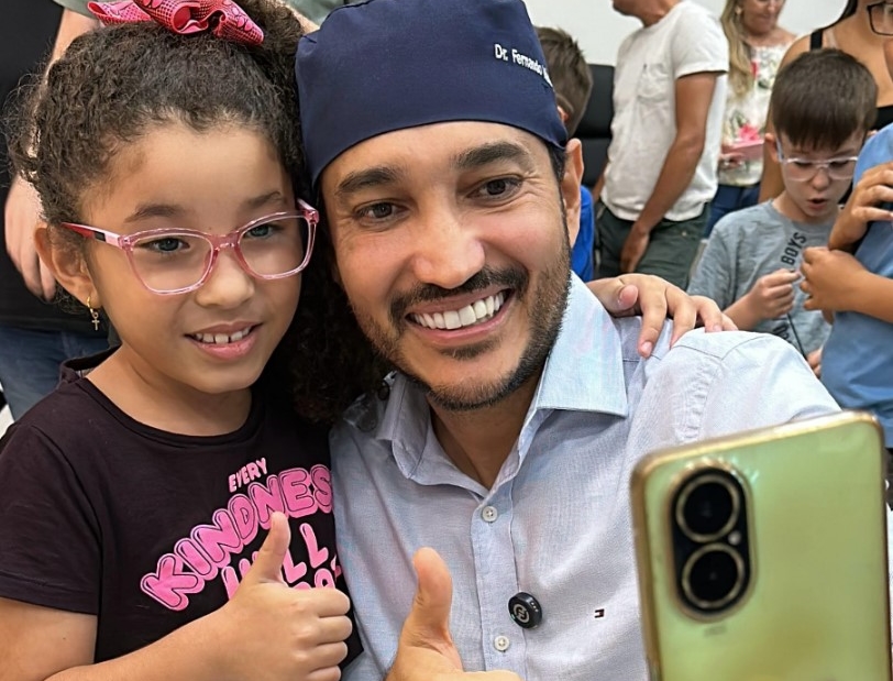 FERNANDO MÁXIMO: Projeto do deputado já atendeu 16 mil alunos com entrega de óculos