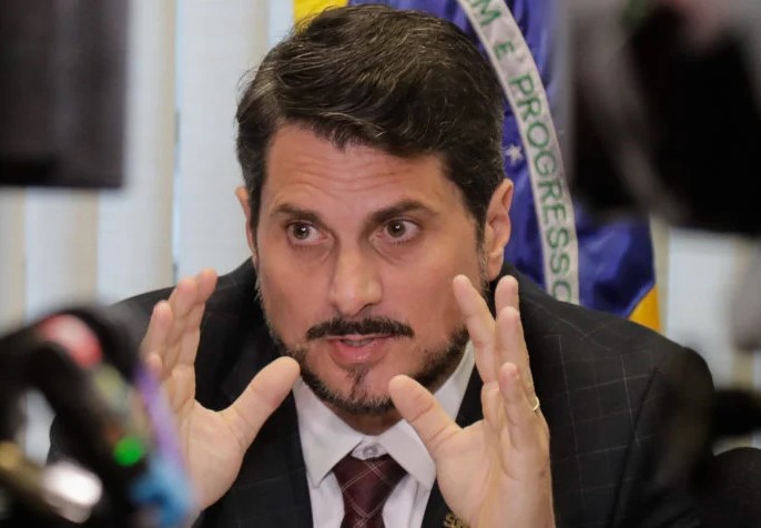 FUGIU: Marcos do Val vai aos EUA com passaporte bloqueado, diz portal