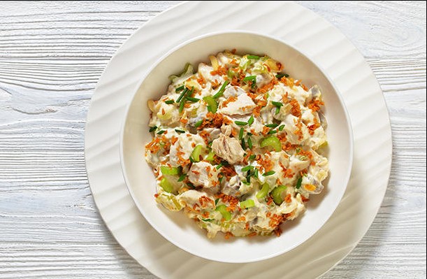 RECEITA: Frango com creme de cebola com queijo e farofa crocante de cebola