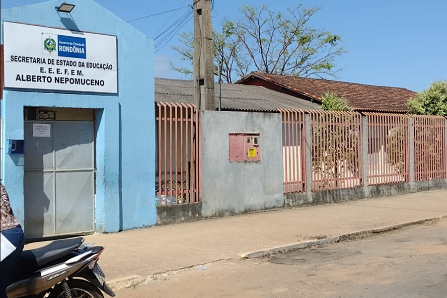 CLÁUDIA DE JESUS: Reforma de escola estadual em Machadinho do Oeste é solicitada