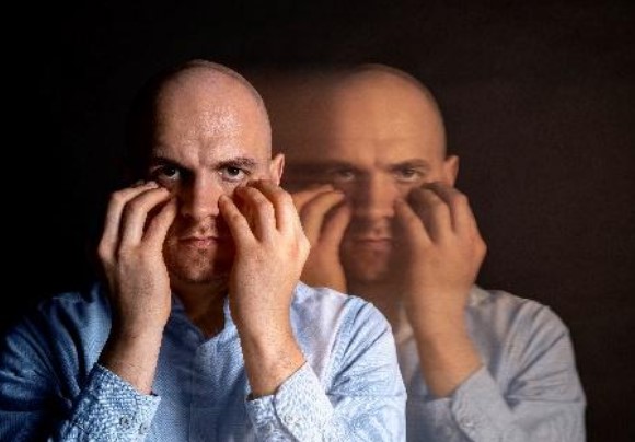 VEM DO ALÉM: Cientistas descobrem por que pessoas com esquizofrenia ouvem vozes