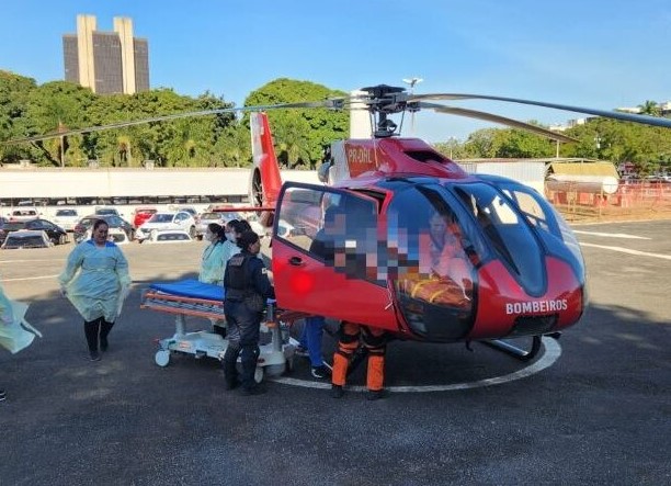 QUEDA: Helicóptero cai com três pessoas e piloto fica em estado grave