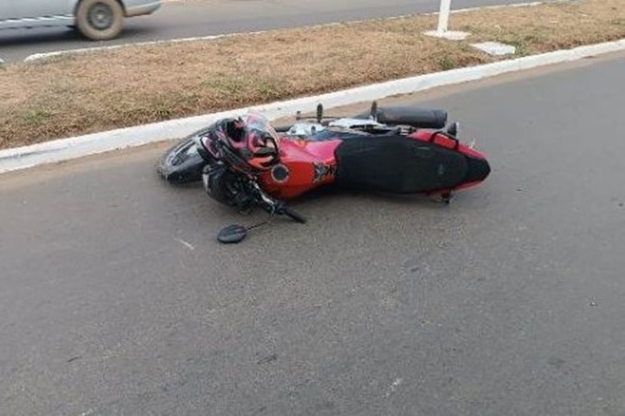 ACIDENTE: Câmera de segurança flagra colisão entre moto e ciclista