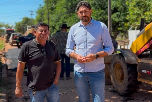 MÁRCIO PACELE: Serviço de tapa-buracos é realizado em todo o bairro Rosalina de Carvalho