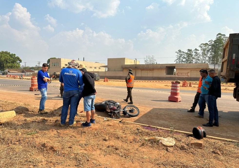 NA 364: Motociclista sofre grave ferimentos ao colidir com veículo do Exército