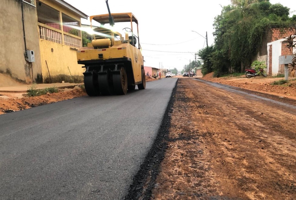 EDIMILSON DOURADO: Vereador acompanha obras de asfaltamento em ruas no Bairro Cidade do Lobo