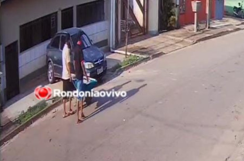 VÍDEO: Ladrões são flagrados levando TV em carrinho de mão após furto residência