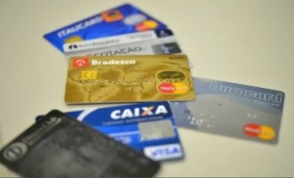 UM ABSURDO: Juros do cartão de crédito rotativo avançam e chegam a 445% ao ano