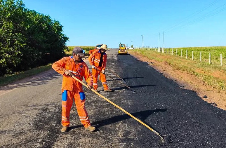 MANUTENÇÃO: Trecho de Pimenteiras do Oeste a Corumbiara passa por infraestrutura asfáltica