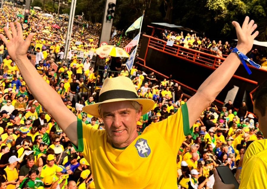 JAIME BAGATTOLI: Senador participa de ato na avenida Paulista