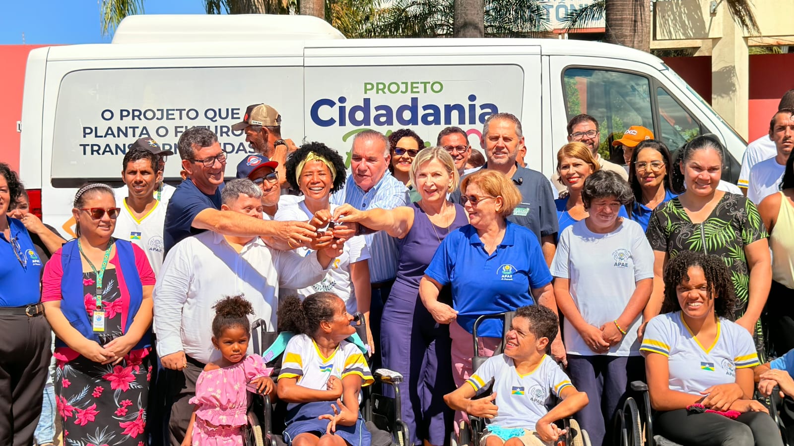 SÍLVIA CRISTINA: Deputada participa da entrega de van para a Apae e recursos para entidades 