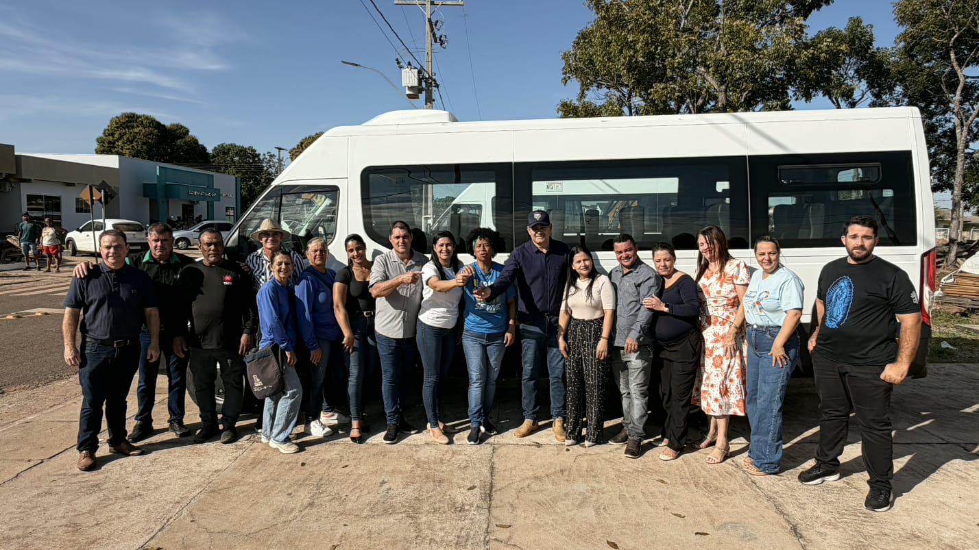 SÍLVIA CRISTINA: Deputada participa de entrega de van e de recursos para a Apae em Seringueiras