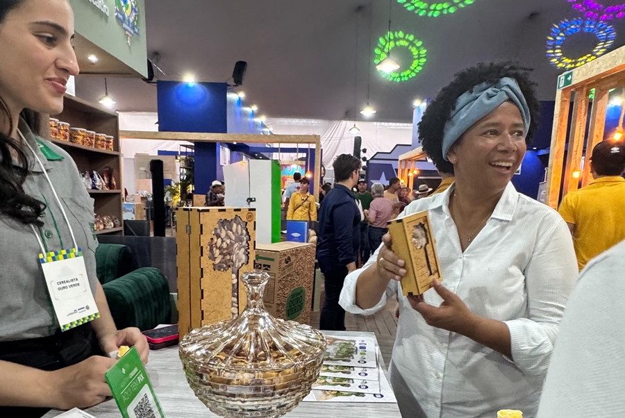 SILVIA CRISTINA: Deputada visita estandes e conversa com expositores na RO Rural Show 