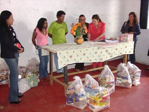 Servidores do Tribunal de Justiça entregam alimentos no Bairro São Francisco