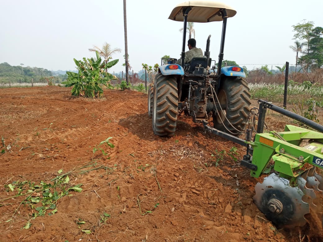 TRATOR: Vereador Marcio Miranda atende produtores do setor Chacareiro