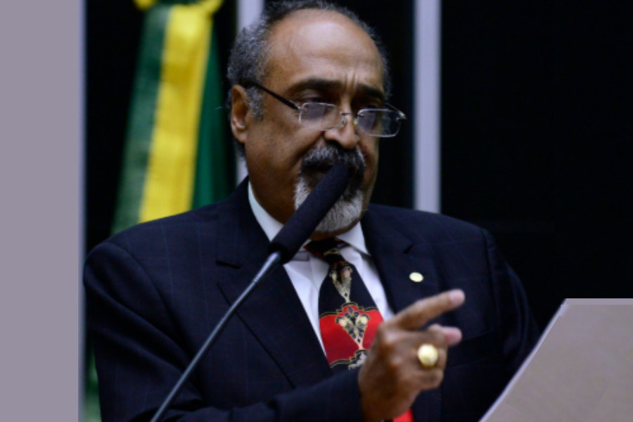 DESCOMUNAL: Pastor evangélico 'profetiza' Trump invadindo Brasil e fiéis comemoram