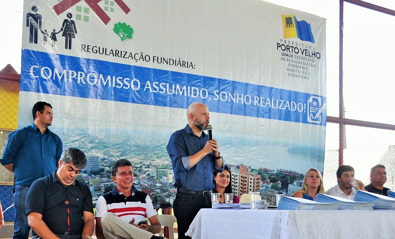 REGULARIZAÇÃO FUNDIÁRIA : Aleks Palitot acompanha entrega de títulos para moradores do bairro Areal