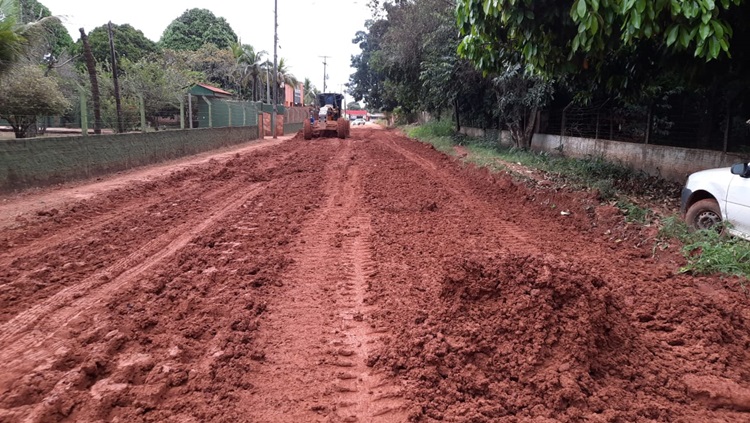 NO JARDIM SANTANA: Prefeitura atende Edevaldo Neves e faz limpeza e encascalhamento em rua