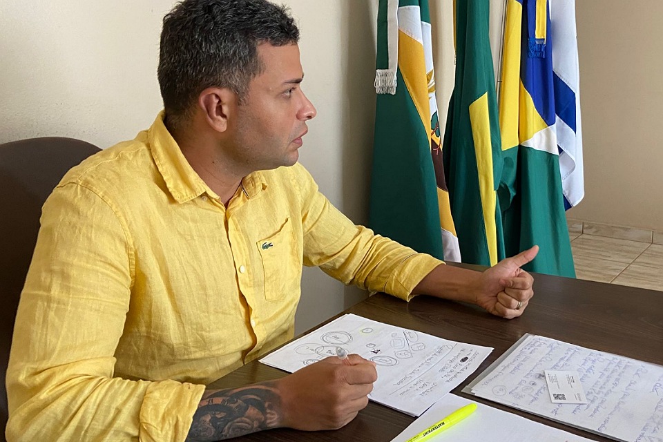 IRREGULARIDADES: Justiça suspende processo que poderia cassar prefeito de Candeias do Jamari