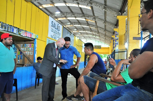 PERIGOSO: Professor Aleks Palitot visita terminal da capital