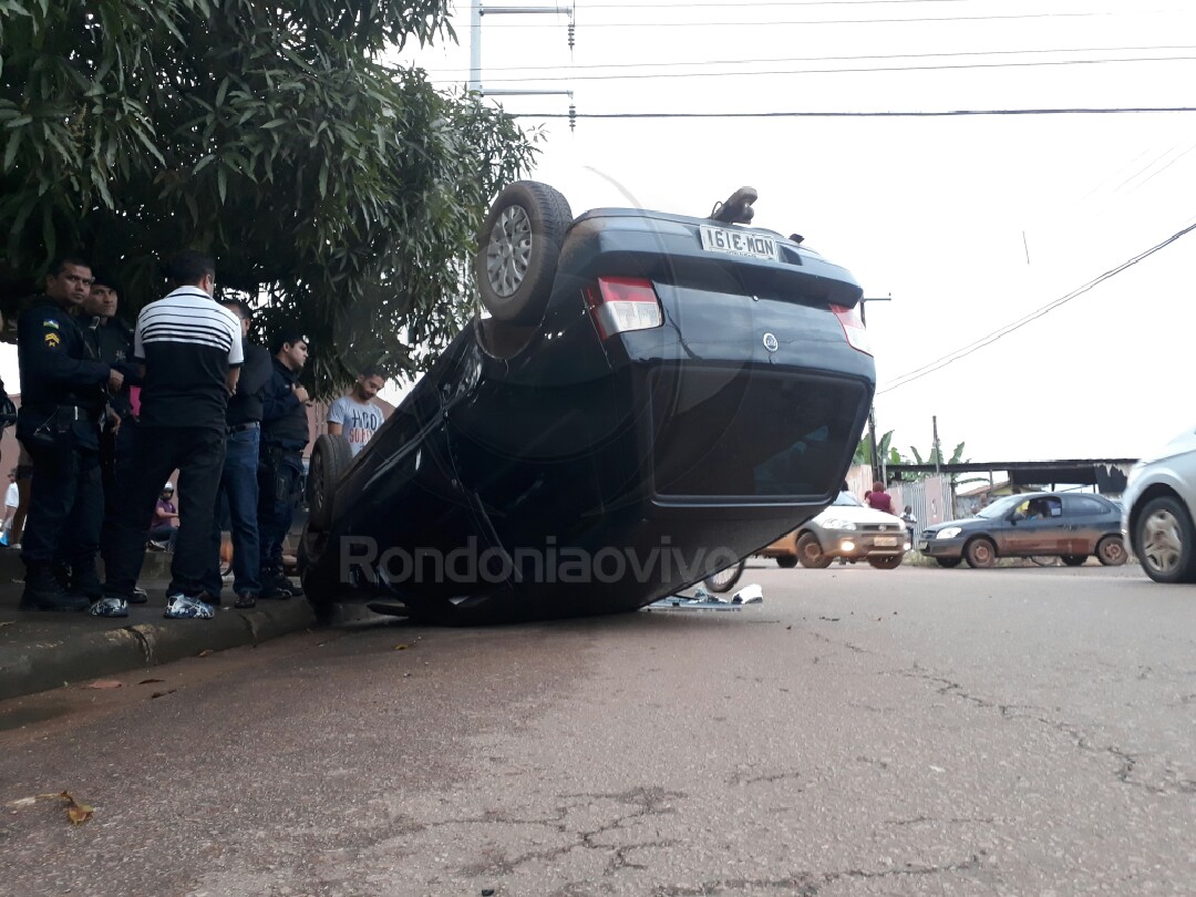 URGENTE: Após colisão entre veículos, condutor evita atropelar motociclista e capota carro