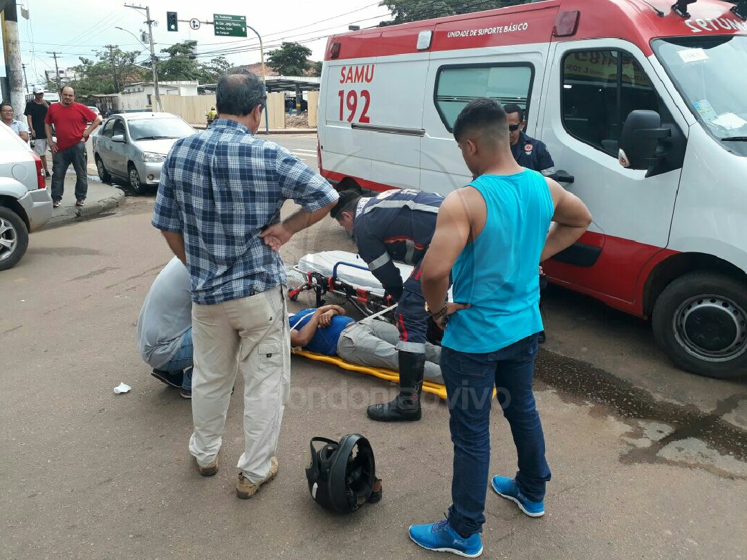 FERIDA: Acidente entre moto e caminhonete deixa uma vítima na capital