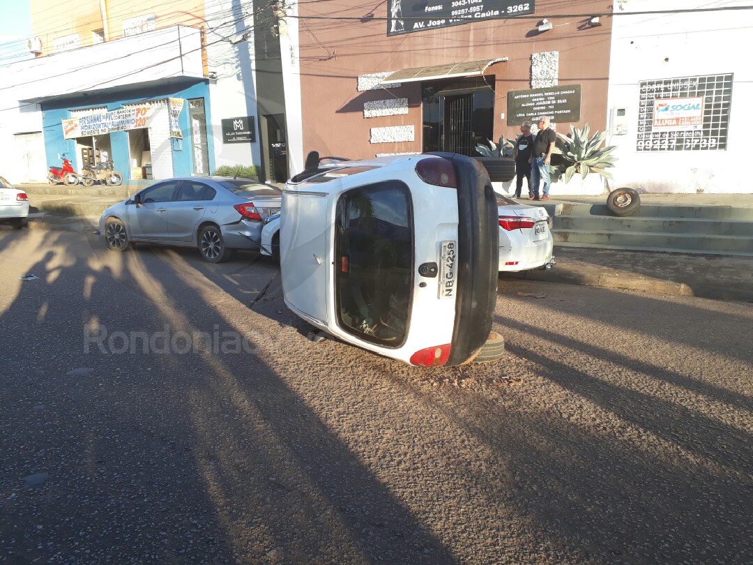 FUGIU: Motorista bêbado capota carro ao bater em veículos parados