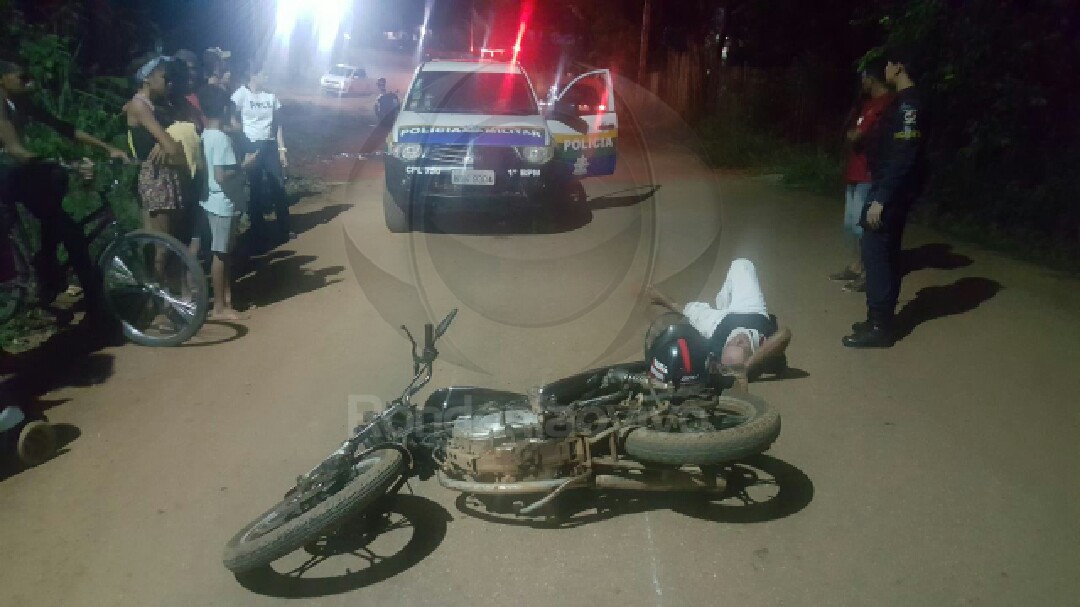 FRONTAL: Motociclista bêbado provoca grave acidente com três vítimas