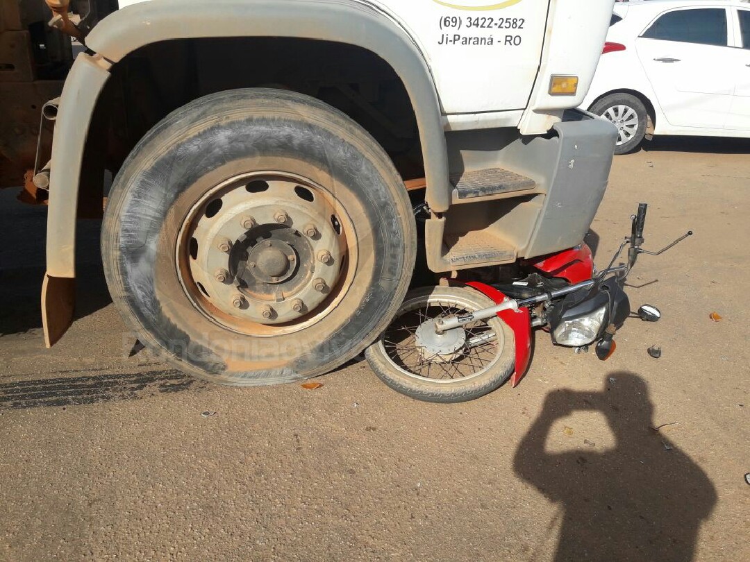 ATROPELAMENTO: Motociclista é atingido por caminhão em cruzamento da capital