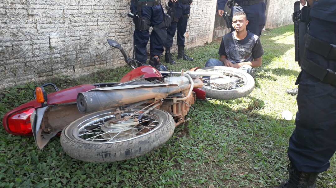 PERSEGUIÇÃO: Apenado sofre grave acidente após roubo de moto e fuga alucinada