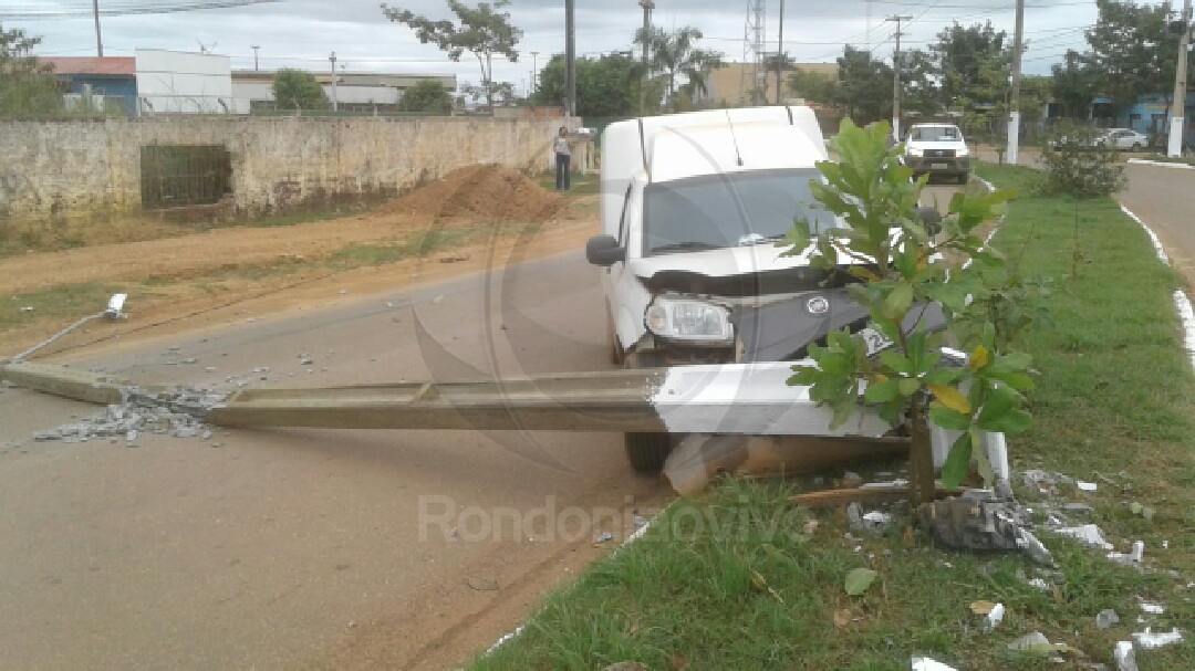 DESTRUÍDO: Motorista foge após atingir poste próximo de faculdade na capital