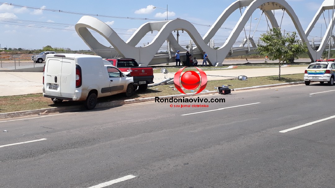 ESPAÇO ALTERNATIVO: Forte colisão entre carros acaba destruindo poste de iluminação