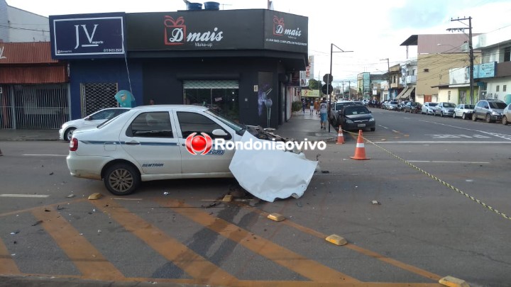 IMPRUDÊNCIA: Taxista avança preferencial e causa grave colisão envolvendo quatro carros