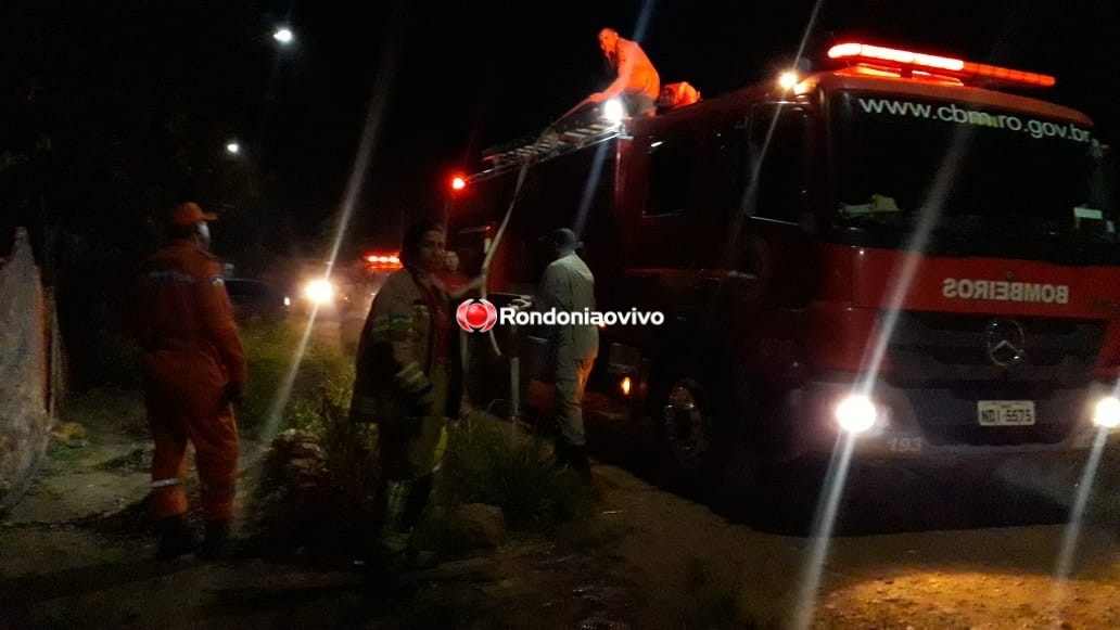 DESTRUIÇÃO: Residência é totalmente consumida por incêndio na zona Leste da capital