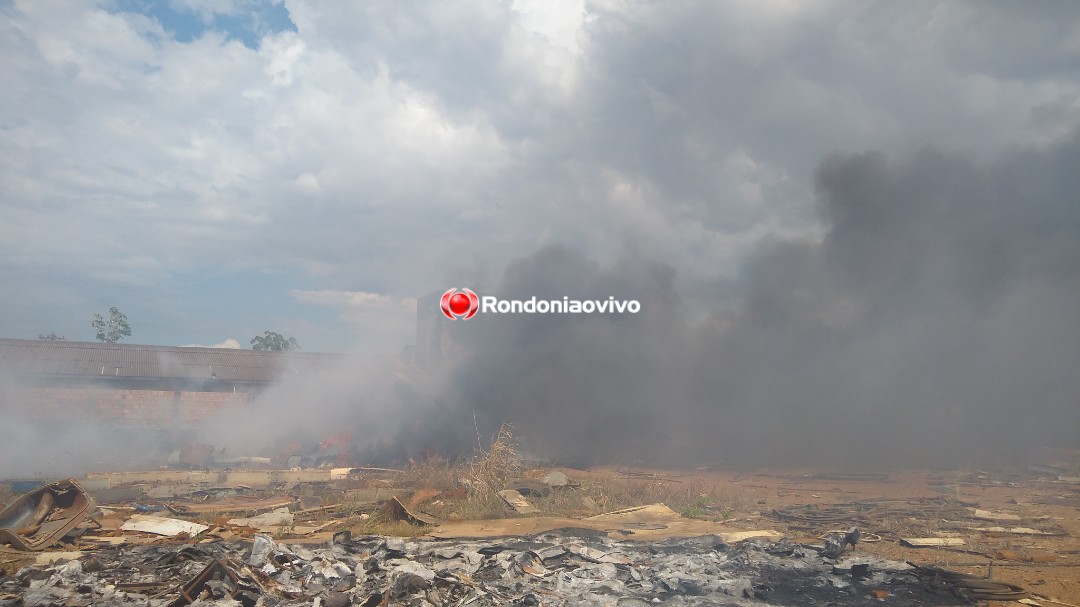 AO VIVO: Incêndio em terreno de empresa ameaça atingir vila de apartamentos