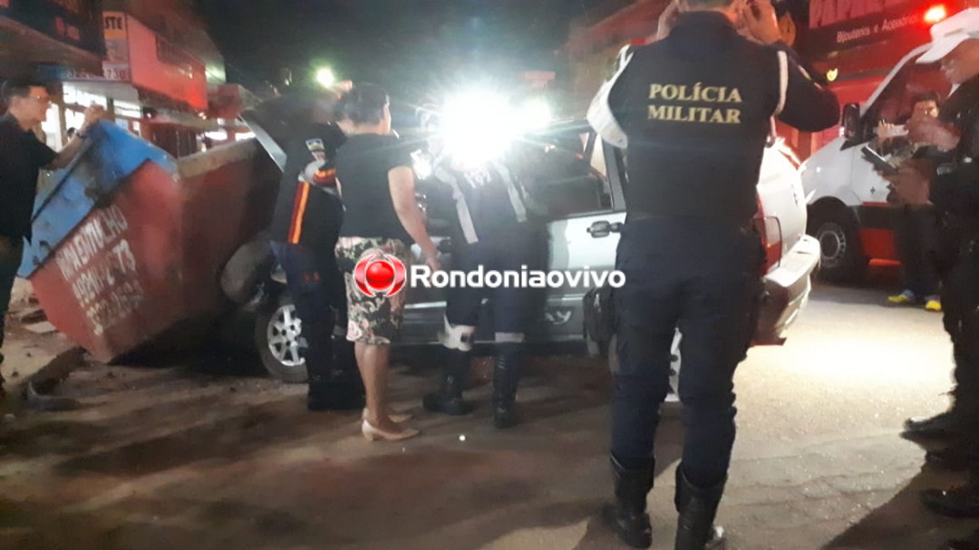 PRESA ÀS FERRAGENS: Carro com mulher e criança se envolve em violenta colisão com papa entulho