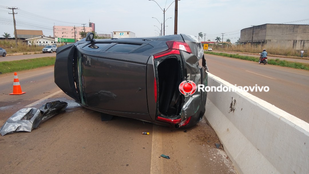 PERDEU O CONTROLE: Mulher bate em carreta e capota carro na BR-364