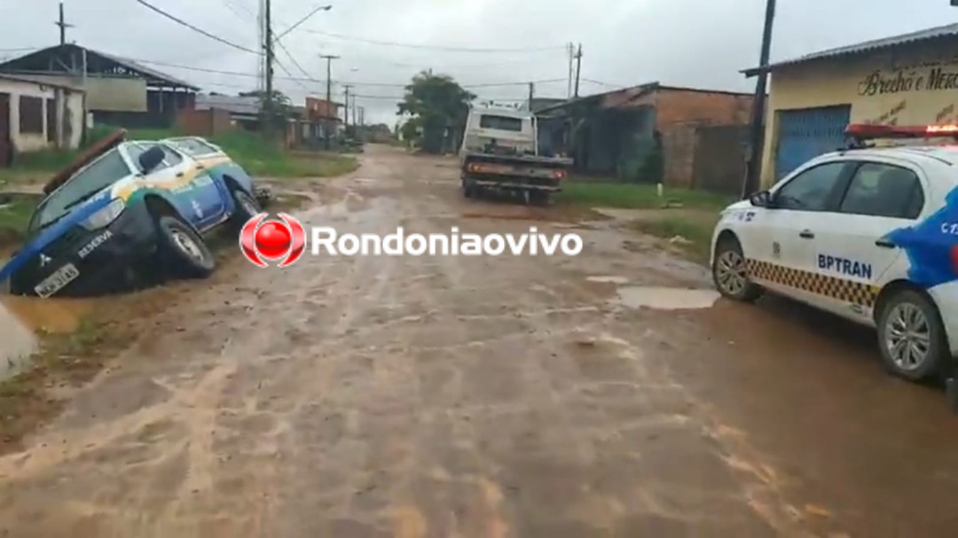 DESCASO: Polícia Militar vai atender ocorrência de homicídio e viatura cai em buraco