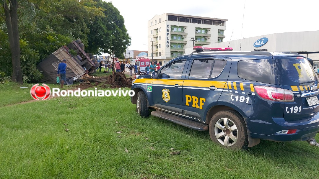 VÍDEO: Carreta tomba próximo ao viaduto do Trevo do Roque e motorista fica ferido